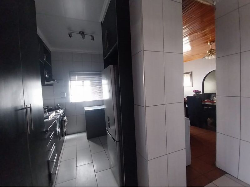 Charming Three-Bedroom Family Home in Homevale - Photo 7