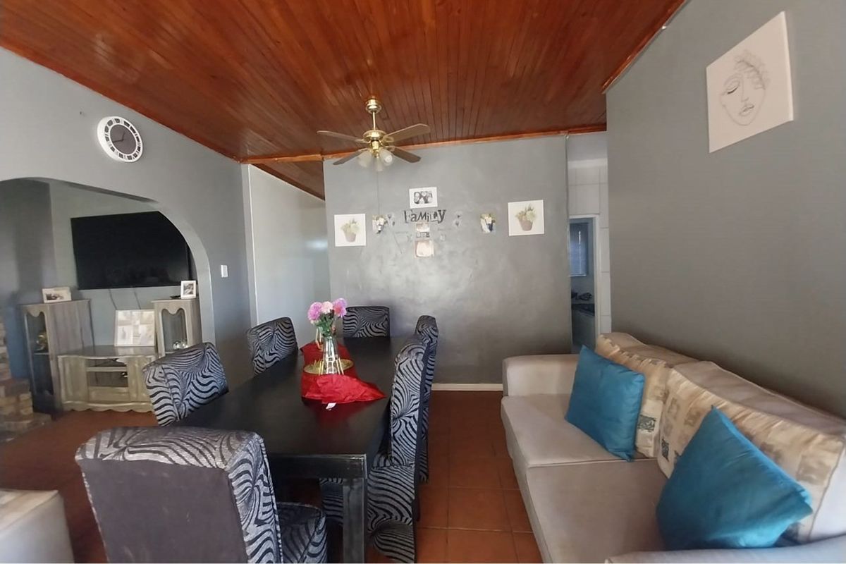 Charming Three-Bedroom Family Home in Homevale - Photo 4