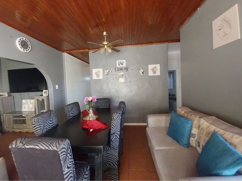 Charming Three-Bedroom Family Home in Homevale - Photo 4