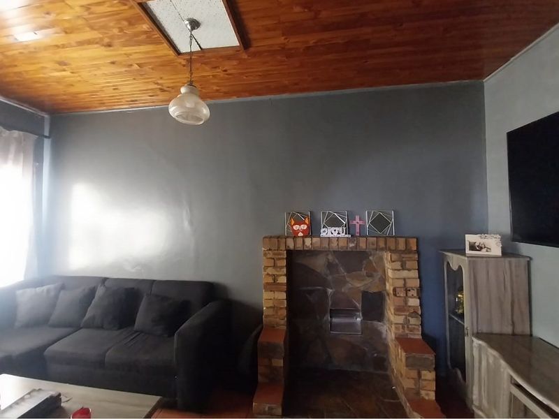 Charming Three-Bedroom Family Home in Homevale - Photo 2