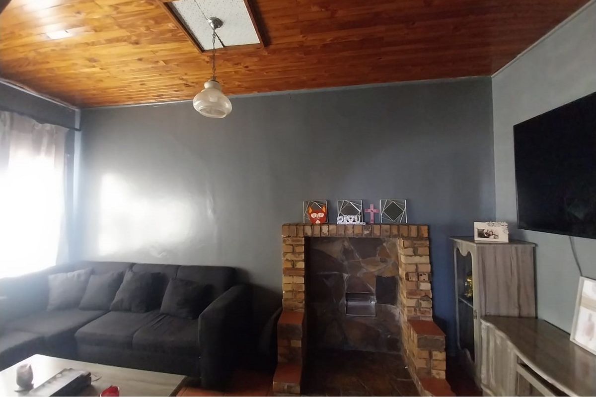 Charming Three-Bedroom Family Home in Homevale - Photo 2