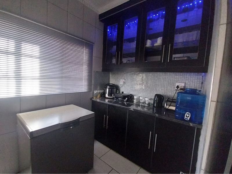 Charming Three-Bedroom Family Home in Homevale - Photo 6