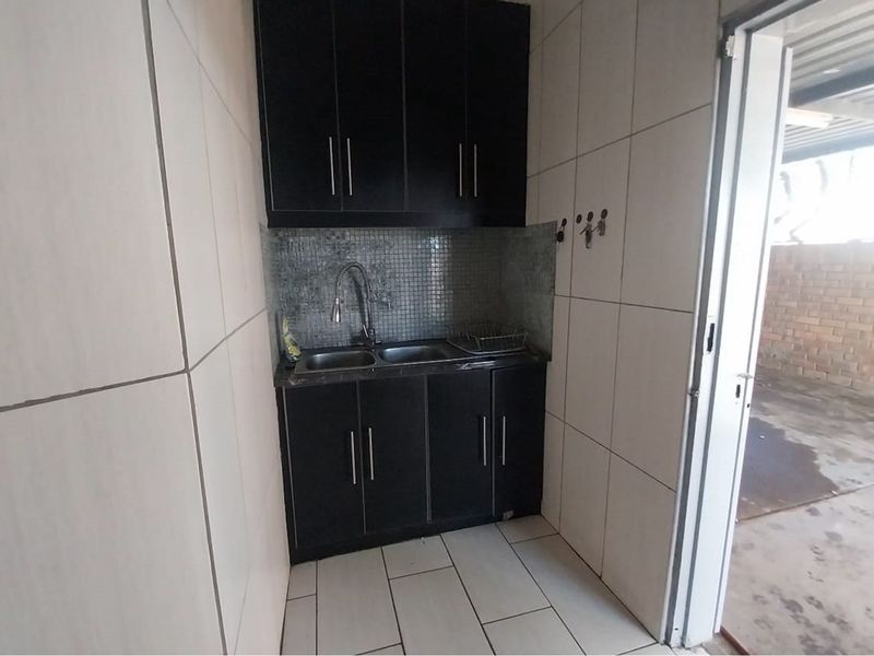 Charming Three-Bedroom Family Home in Homevale - Photo 9