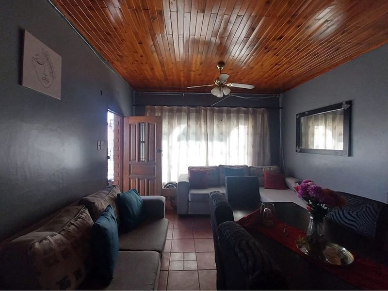 Charming Three-Bedroom Family Home in Homevale - Photo 3