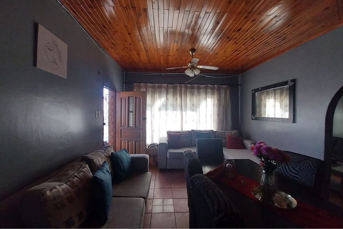 Charming Three-Bedroom Family Home in Homevale - Photo 3