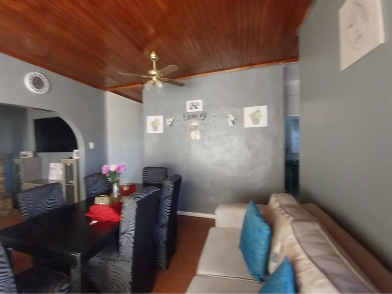 Charming Three-Bedroom Family Home in Homevale - Photo 5