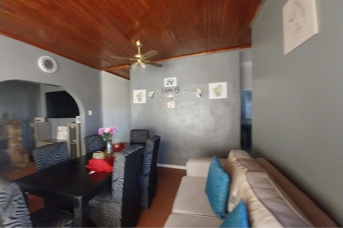 Charming Three-Bedroom Family Home in Homevale - Photo 5