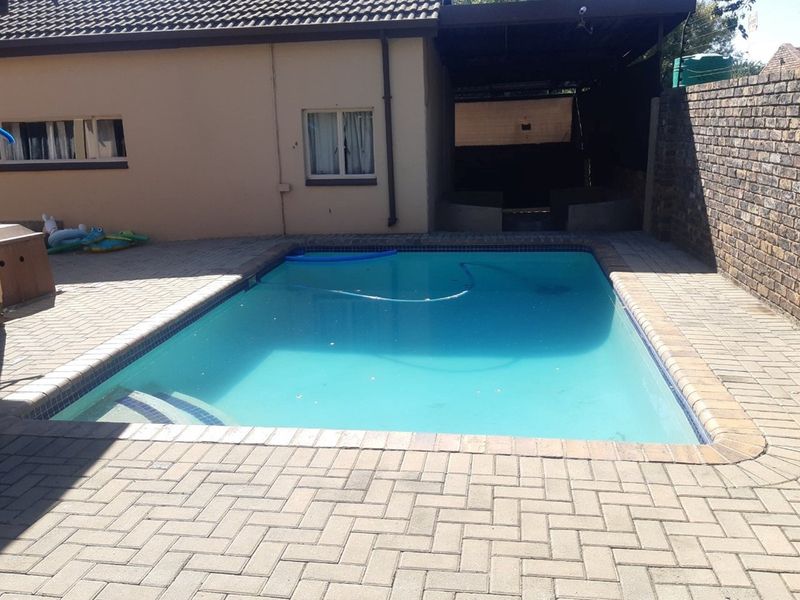 FNB Quicksell - Spacious Family Home with Flatlet, Lapa and Pool in Old Aerorand - Photo 2