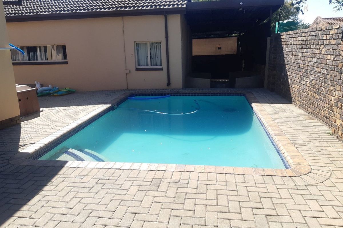 FNB Quicksell - Spacious Family Home with Flatlet, Lapa and Pool in Old Aerorand - Photo 2