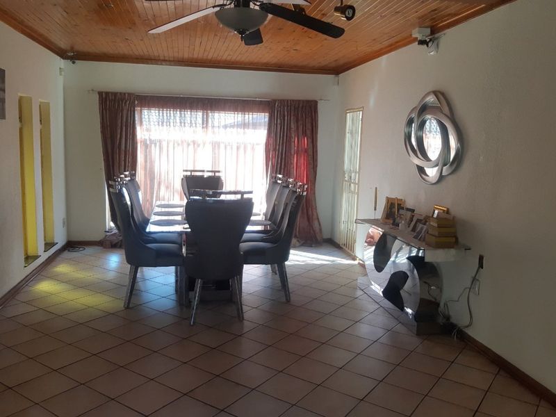 FNB Quicksell - Spacious Family Home with Flatlet, Lapa and Pool in Old Aerorand - Photo 10