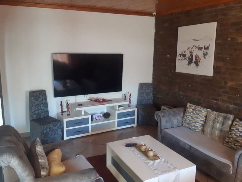 FNB Quicksell - Spacious Family Home with Flatlet, Lapa and Pool in Old Aerorand - Photo 5