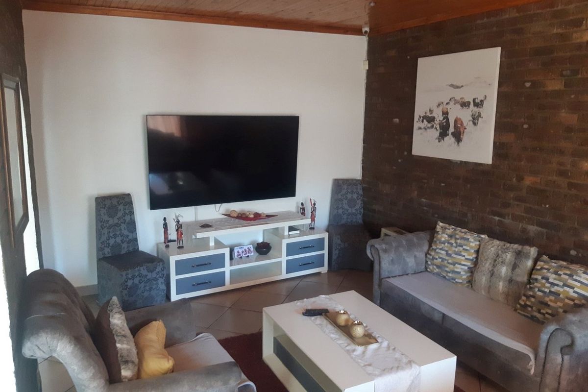 FNB Quicksell - Spacious Family Home with Flatlet, Lapa and Pool in Old Aerorand - Photo 5