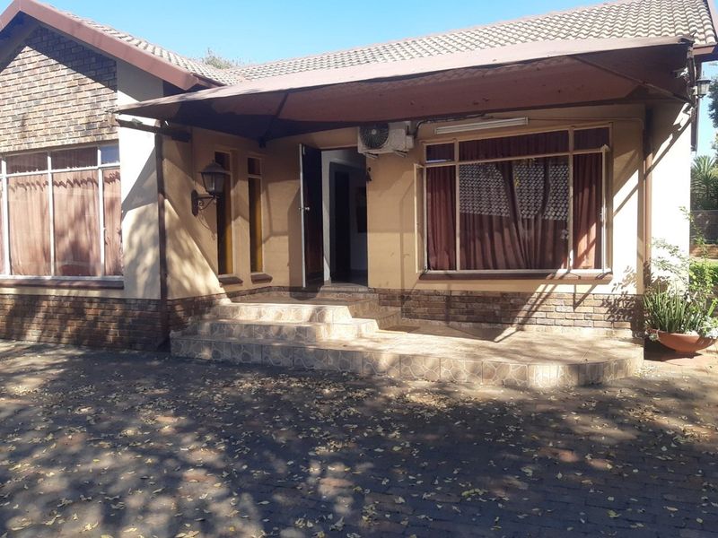FNB Quicksell - Spacious Family Home with Flatlet, Lapa and Pool in Old Aerorand - Photo 9