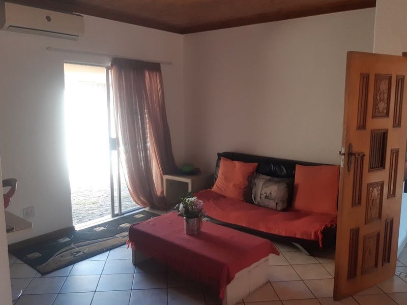 FNB Quicksell - Spacious Family Home with Flatlet, Lapa and Pool in Old Aerorand - Photo 8