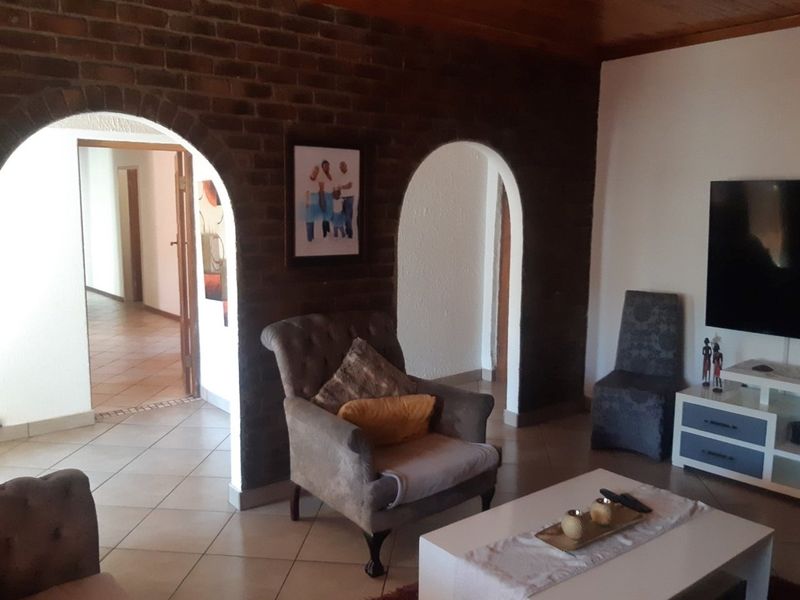 FNB Quicksell - Spacious Family Home with Flatlet, Lapa and Pool in Old Aerorand - Photo 6