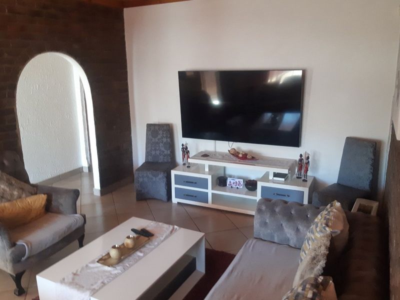 FNB Quicksell - Spacious Family Home with Flatlet, Lapa and Pool in Old Aerorand - Photo 7