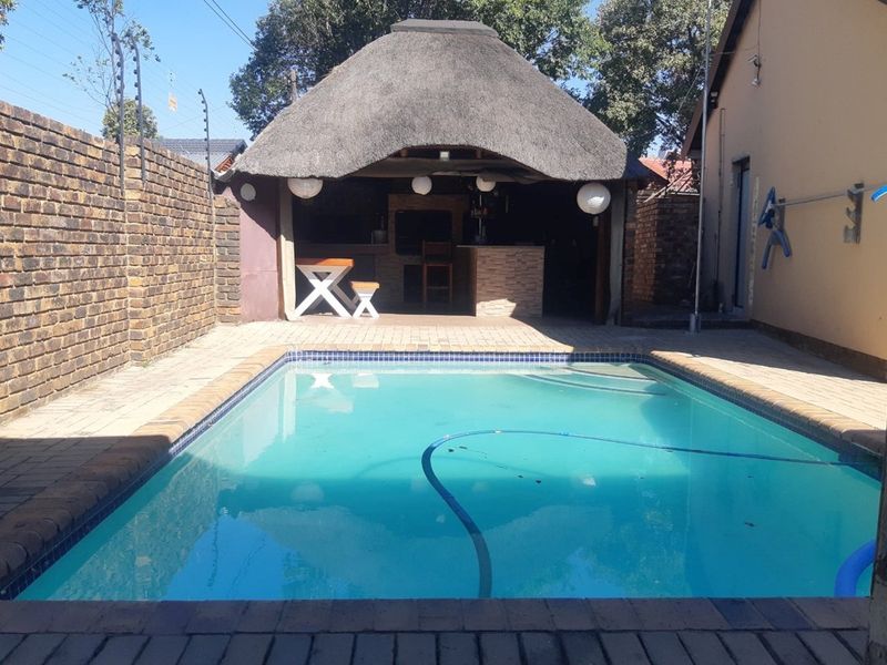 FNB Quicksell - Spacious Family Home with Flatlet, Lapa and Pool in Old Aerorand - Photo 4