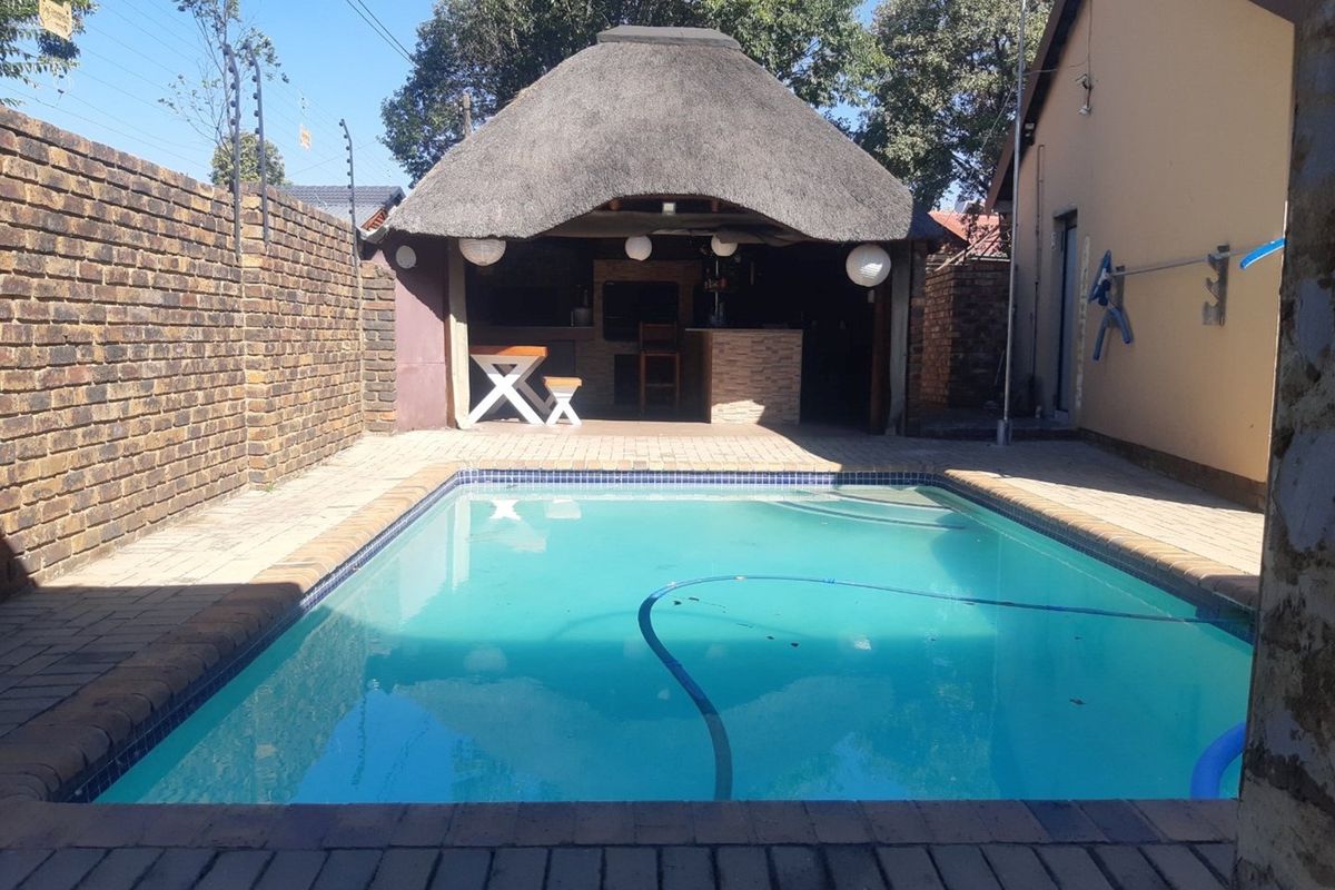 FNB Quicksell - Spacious Family Home with Flatlet, Lapa and Pool in Old Aerorand - Photo 4