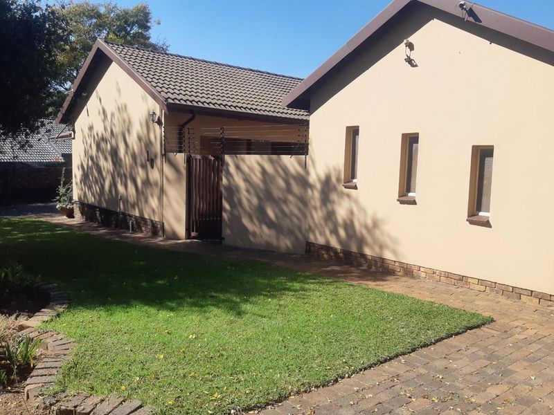 FNB Quicksell - Spacious Family Home with Flatlet, Lapa and Pool in Old Aerorand - Photo 3