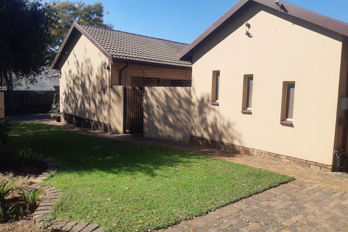 FNB Quicksell - Spacious Family Home with Flatlet, Lapa and Pool in Old Aerorand - Photo 3