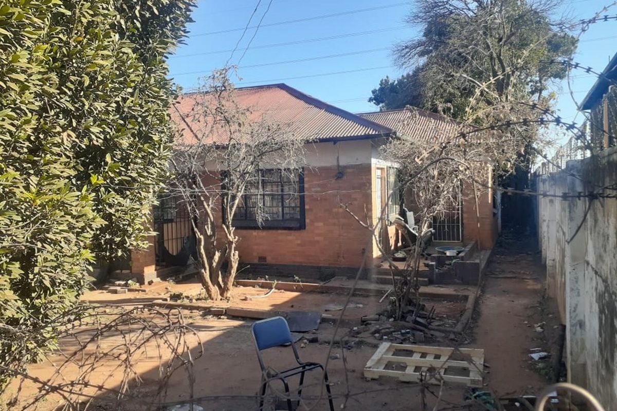 Charming 4-Bed Home with Endless Potential in Primrose - Photo 3