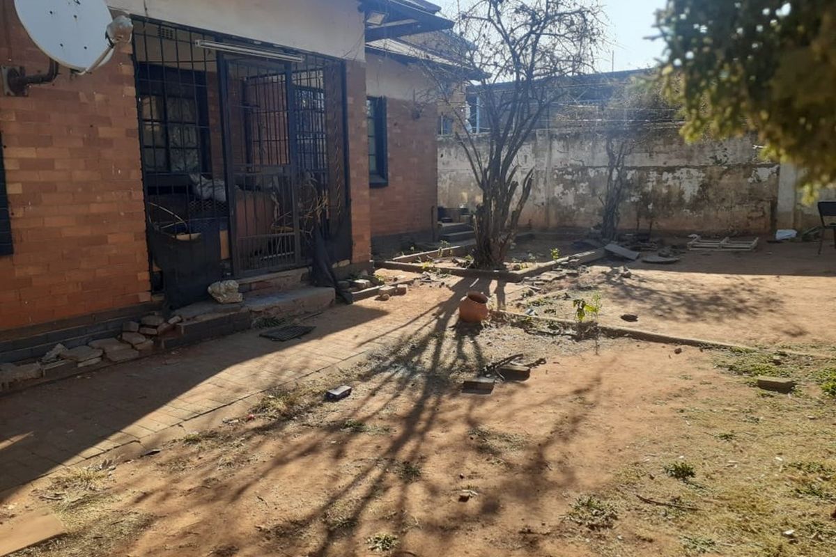 Charming 4-Bed Home with Endless Potential in Primrose - Photo 2