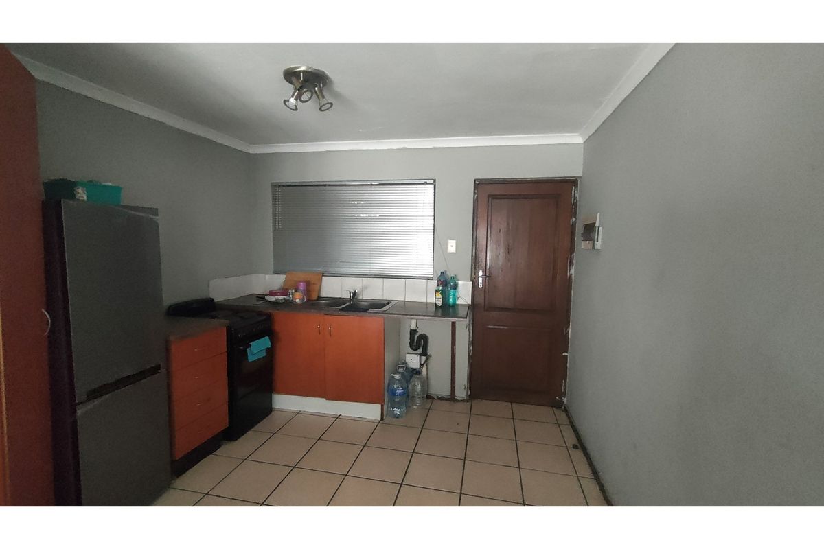 "Wheel-Chair friendly 2-Bed in Woodridge!" - Photo 5