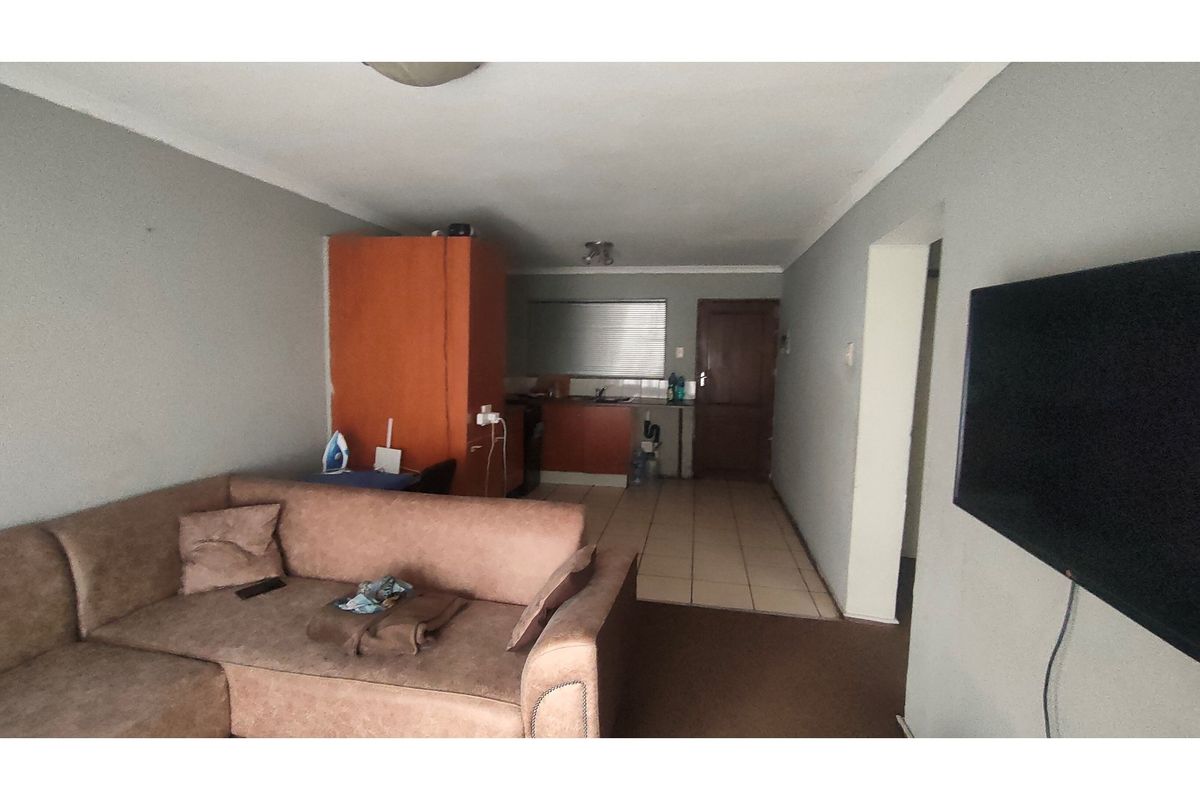 "Wheel-Chair friendly 2-Bed in Woodridge!" - Photo 3