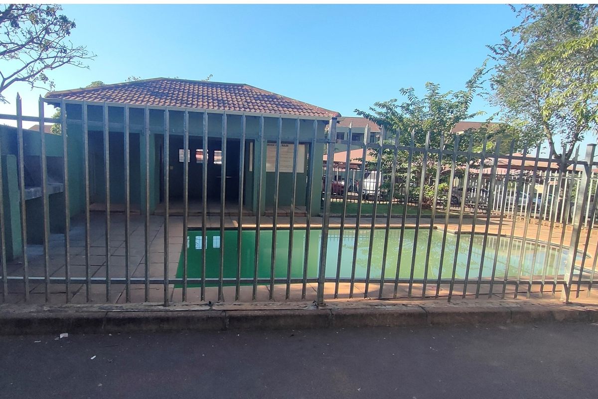 "Wheel-Chair friendly 2-Bed in Woodridge!" - Photo 2