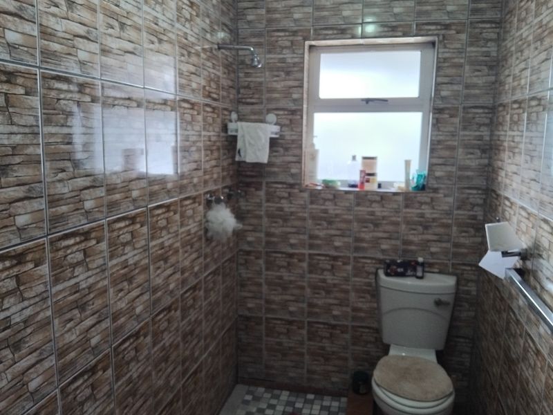 "Charming 2-Bed Home in Lentegeur Awaits You!" - Photo 4