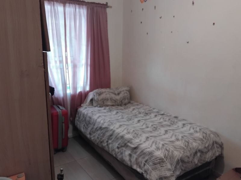 "Charming 2-Bed Home in Lentegeur Awaits You!" - Photo 2