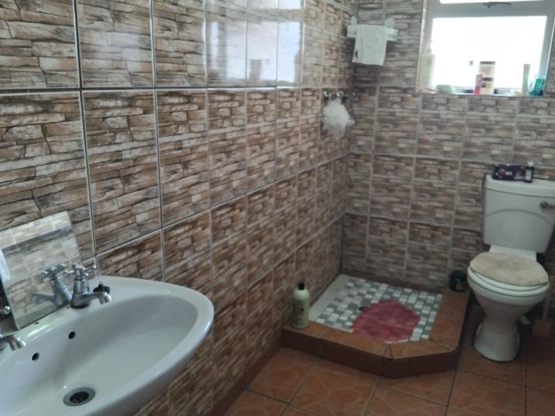 "Charming 2-Bed Home in Lentegeur Awaits You!" - Photo 5