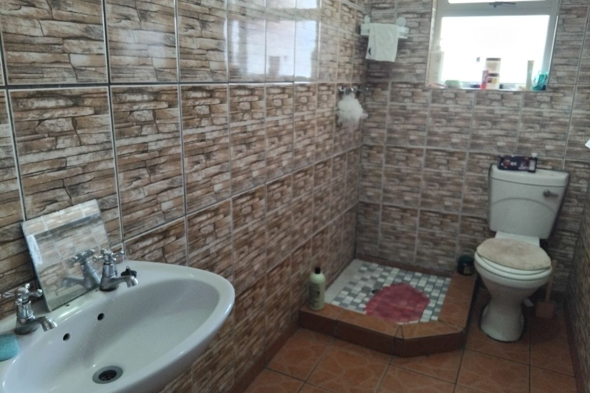 "Charming 2-Bed Home in Lentegeur Awaits You!" - Photo 5