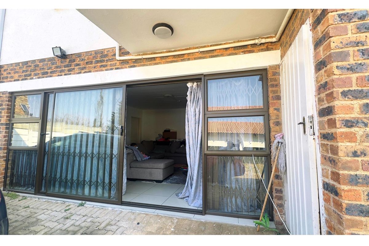 CLEAN AND LARGE ONE BEDROOM COTTAGE TO LET IN CYRILDENE (DE-WETSOFF) - Photo 2