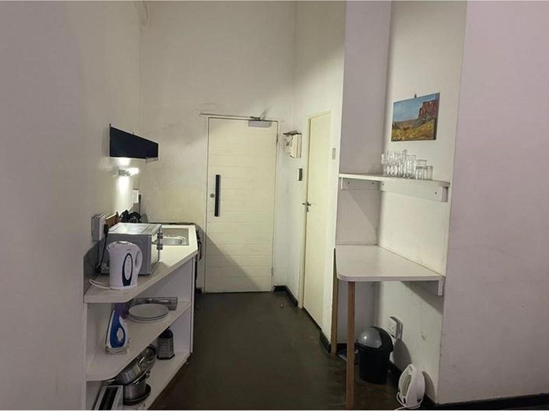 Cozy Bachelor Apartment Up For Grabs in Johannesburg “Maboneng” - Photo 3