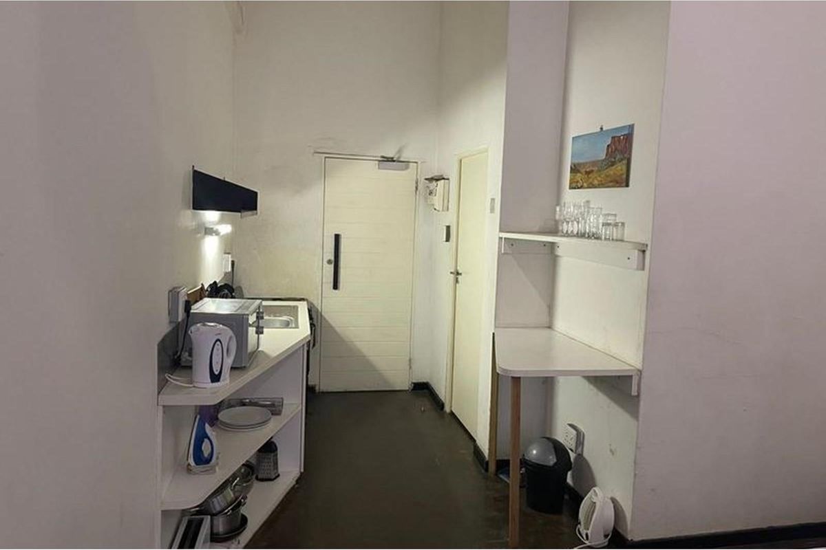 Cozy Bachelor Apartment Up For Grabs in Johannesburg “Maboneng” - Photo 3