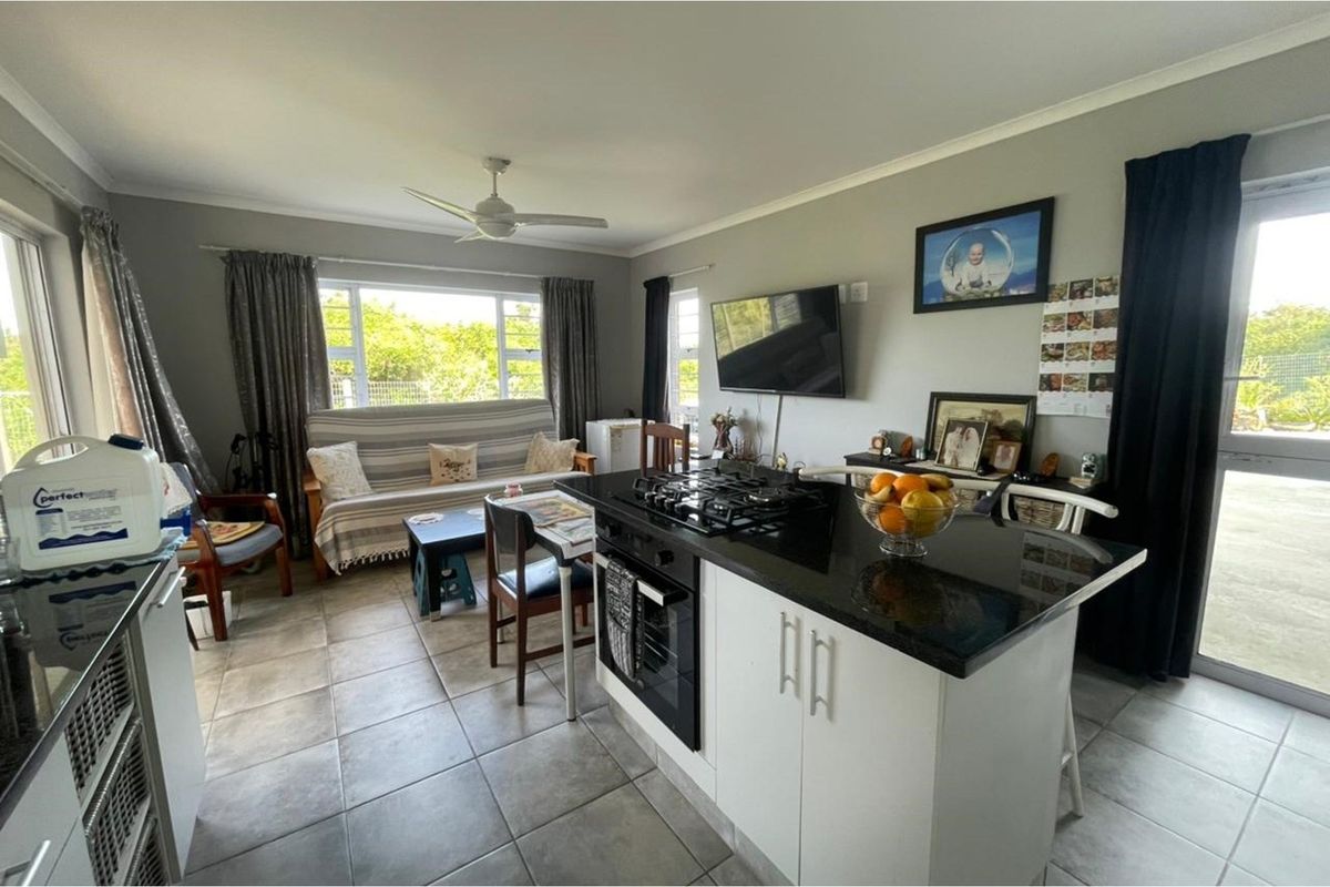 Modern Dual-Living Oasis: 2-Bed Home + 2-Bed Flat in Eco-Friendly Gqunube Green - Photo 5