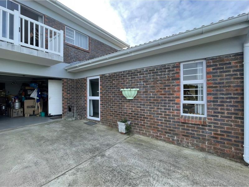 Modern Dual-Living Oasis: 2-Bed Home + 2-Bed Flat in Eco-Friendly Gqunube Green - Photo 3