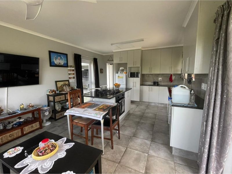 Modern Dual-Living Oasis: 2-Bed Home + 2-Bed Flat in Eco-Friendly Gqunube Green - Photo 6