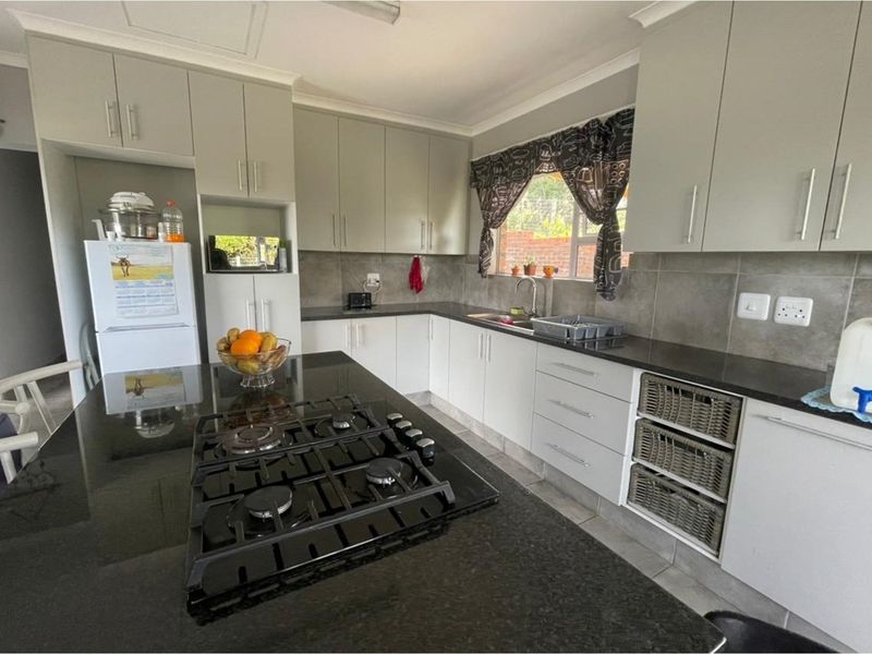 Modern Dual-Living Oasis: 2-Bed Home + 2-Bed Flat in Eco-Friendly Gqunube Green - Photo 4