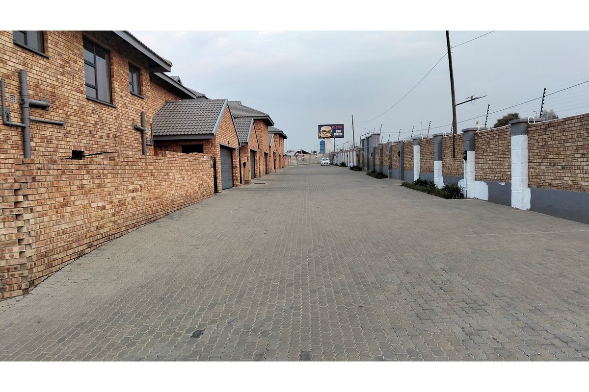 Modern Townhouse in Ruimsig 3 Beds 2.5 Baths Pool in Complex - Photo 3