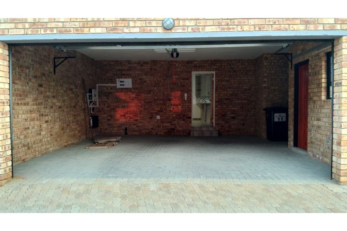 Modern Townhouse in Ruimsig 3 Beds 2.5 Baths Pool in Complex - Photo 2