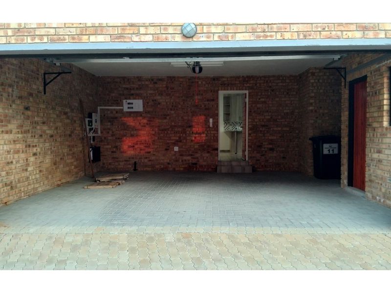 Modern Townhouse in Ruimsig 3 Beds 2.5 Baths Pool in Complex - Photo 2