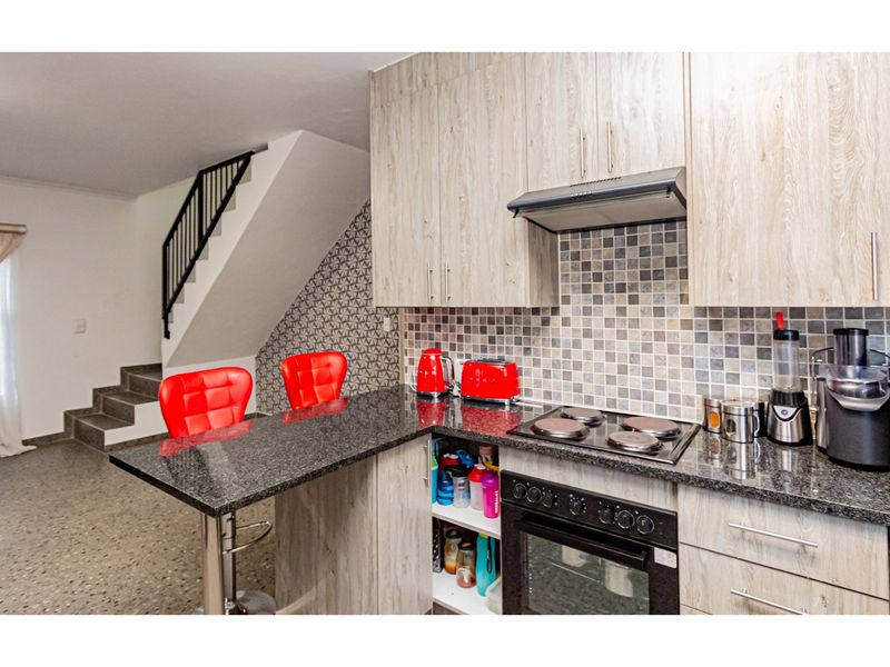 Modern Townhouse in Ruimsig 3 Beds 2.5 Baths Pool in Complex - Photo 4