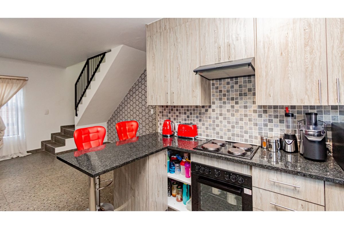 Modern Townhouse in Ruimsig 3 Beds 2.5 Baths Pool in Complex - Photo 4