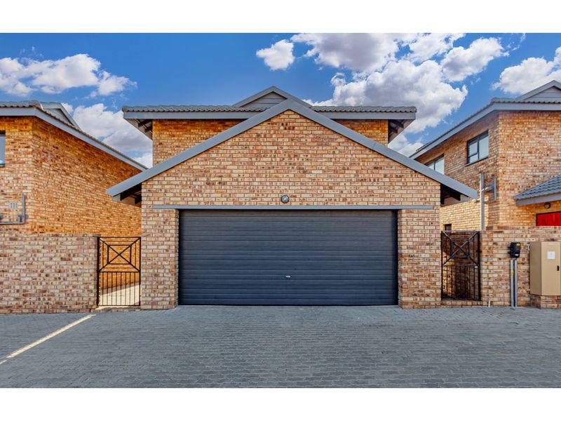 Modern Townhouse in Ruimsig 3 Beds 2.5 Baths Pool in Complex - Photo 1