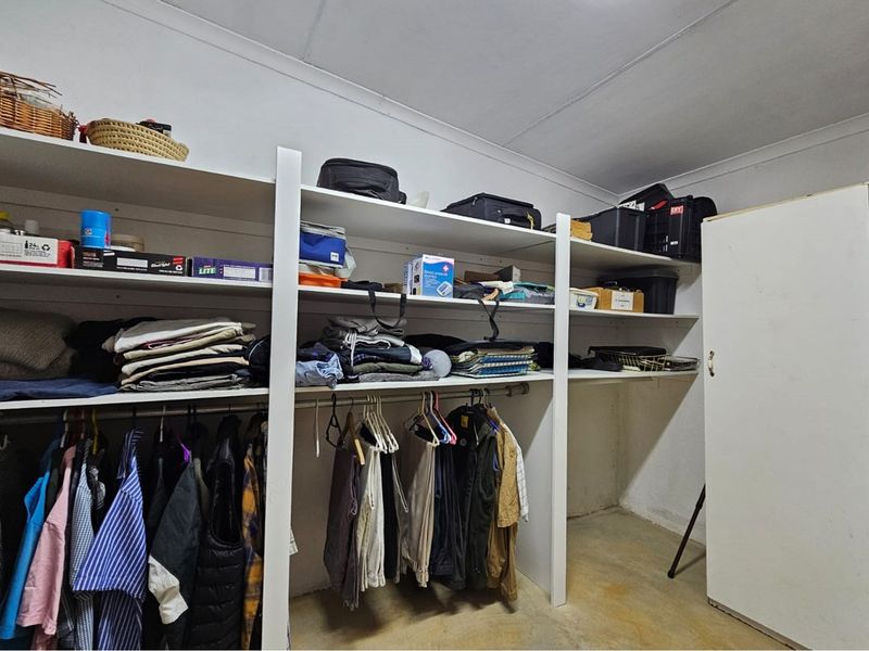 Beautiful 10ha farm with 4 bedroom house, outside buildings, 2 bore holes and trees - Photo 4