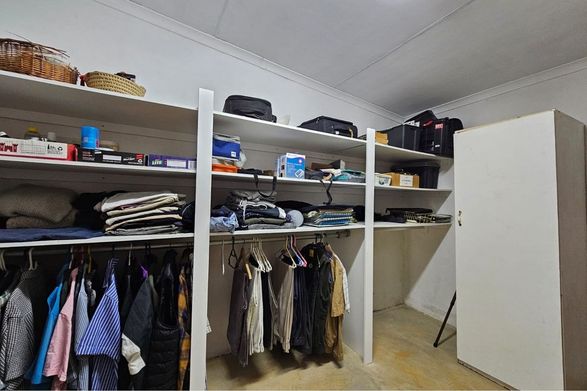 Beautiful 10ha farm with 4 bedroom house, outside buildings, 2 bore holes and trees - Photo 4