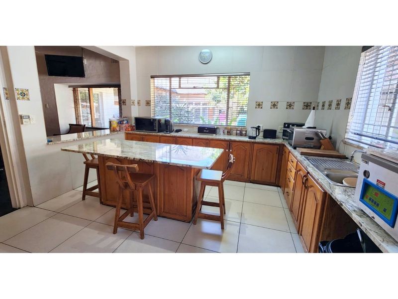 Spacious family home, office facility plus guest cottage - Photo 6