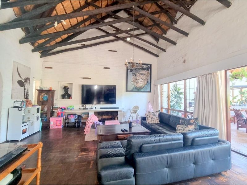 Spacious family home, office facility plus guest cottage - Photo 8